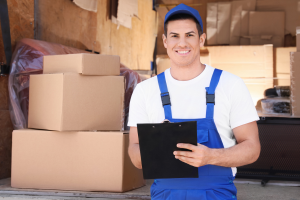 Entregador com pacotes